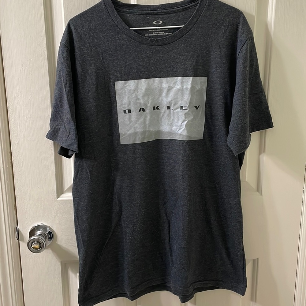 Men’s Oakley tee